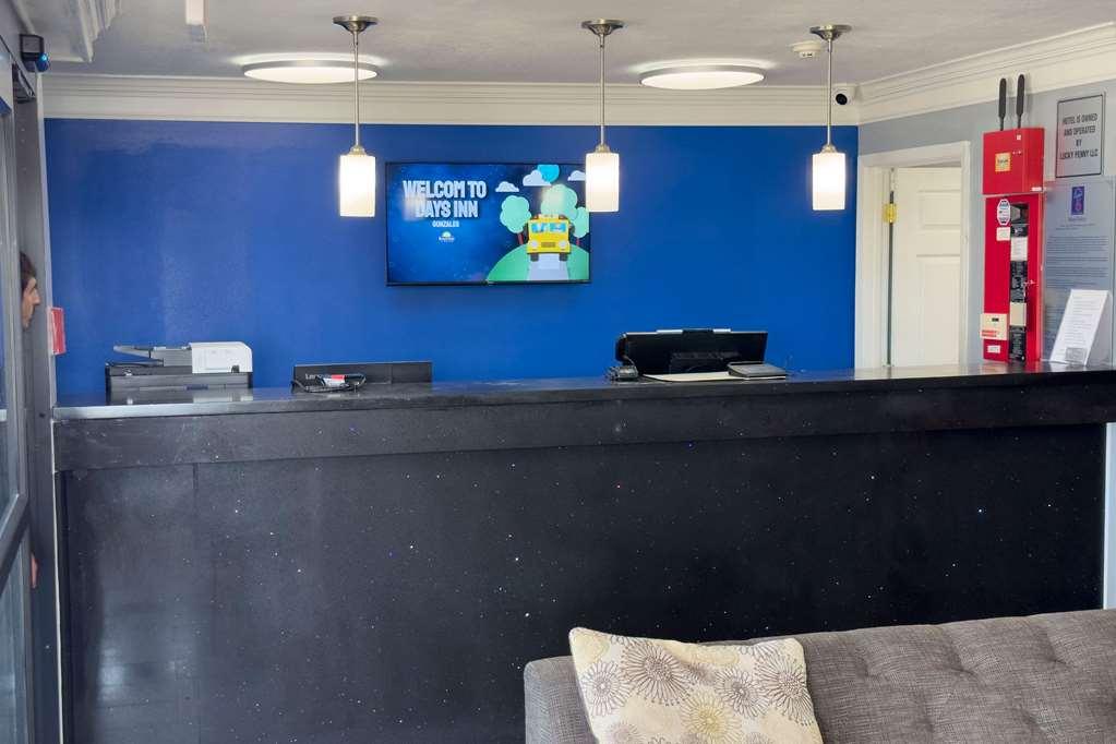 Days Inn By Wyndham Gonzales Interior photo